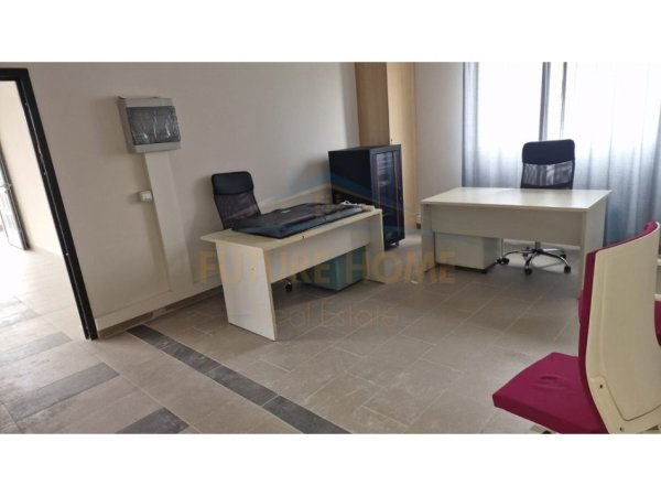 Tirane, jepet me qera Kati 0, 720 m² 2.200 €
