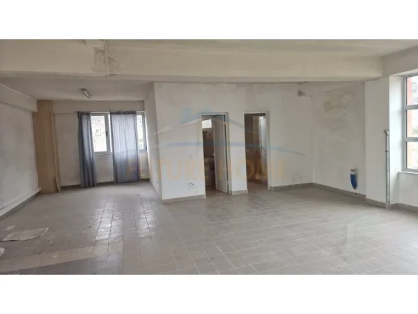 Tirane, jepet me qera Kati 0, 720 m² 2.200 €