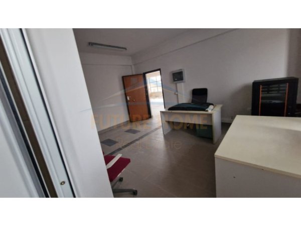 Tirane, jepet me qera Kati 0, 720 m² 2.200 €