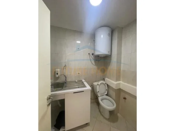 Tirane, jepet me qera zyre Kati 3, 50 m² 700 €