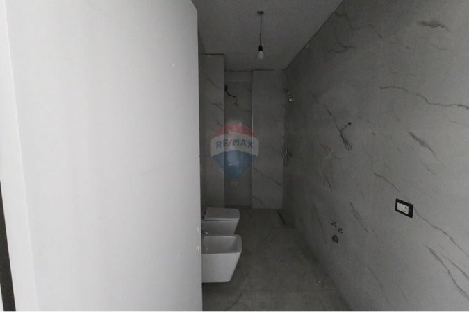 Tirane, shitet 3+1 , 1 m² 