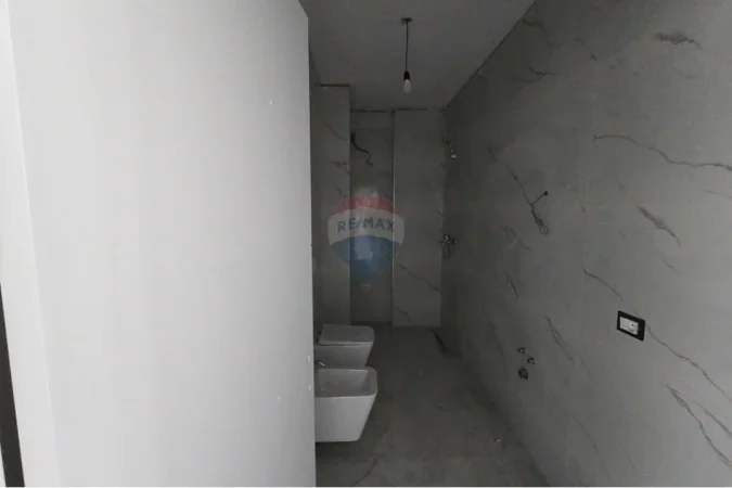 Tirane, shitet 3+1 , 1 m² 