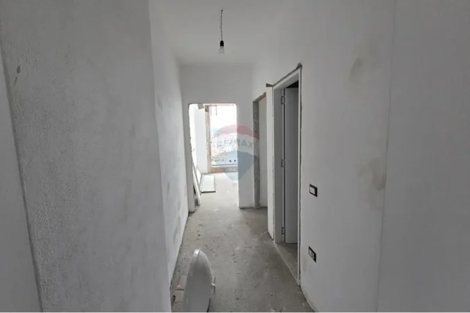 Tirane, shitet 3+1 , 1 m² 