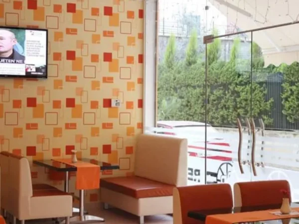 Tirane, jepet me qera ambjent biznesi Kati 0, 97 m² 700 € (Kodra e diellit)