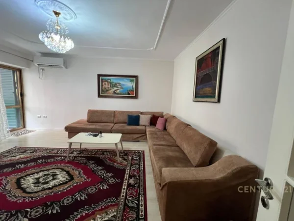 Tirane, jepet me qera apartament 2+1+Ballkon Kati 2, 100 m² 850 € (Rruga e kavajes)