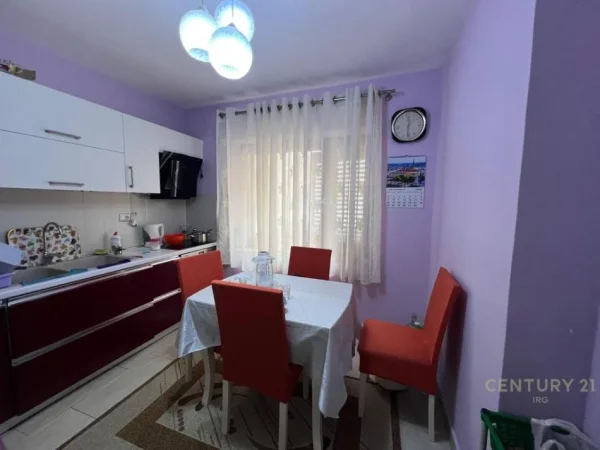 Tirane, jepet me qera apartament 2+1+Ballkon Kati 2, 100 m² 850 € (Rruga e kavajes)