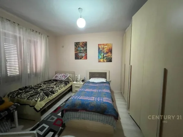 Tirane, jepet me qera apartament 2+1+Ballkon Kati 2, 100 m² 850 € (Rruga e kavajes)