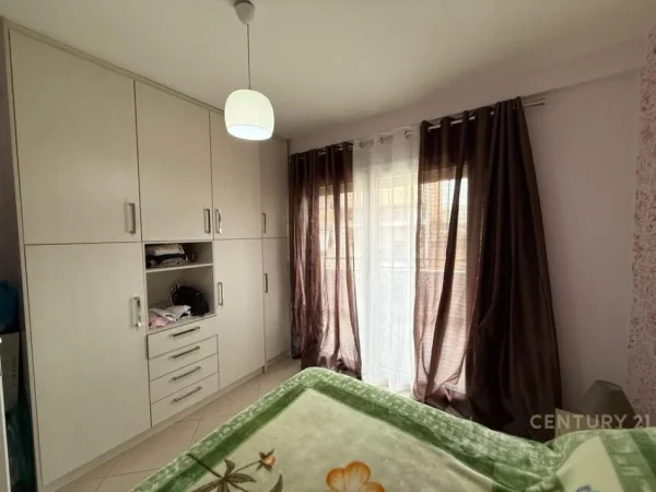 Tirane, jepet me qera apartament 1+1+Ballkon Kati 3, 64 m² 600 € (Komuna parisit prane kristal center)