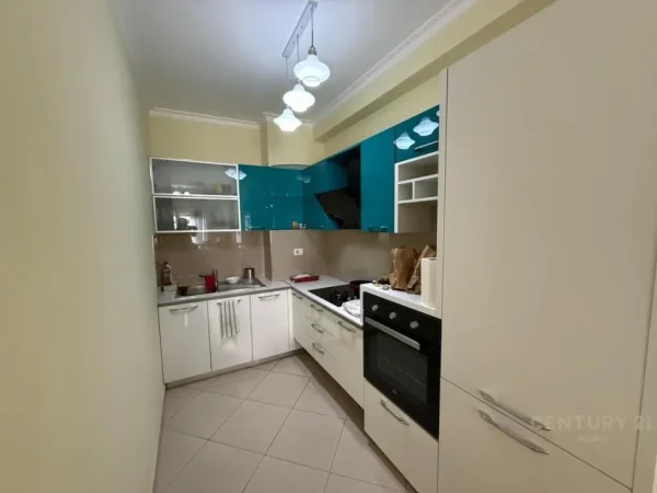 Tirane, jepet me qera apartament 1+1+Ballkon Kati 3, 64 m² 600 € (Komuna parisit prane kristal center)