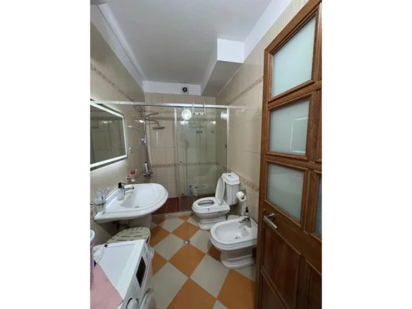 Tirane, jepet me qera apartament 2+1 Kati 3, 70 m² 700 € (SELVIA)