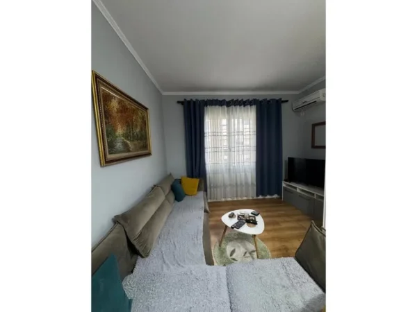 Tirane, jepet me qera apartament 2+1 Kati 3, 70 m² 700 € (SELVIA)