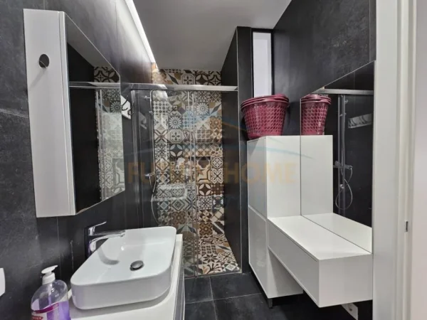 Tirane, jepet me qera apartament 2+1+2 Kati 3, 108 m² 1.200 € (KOMPLEKSI DELIJORGJI)