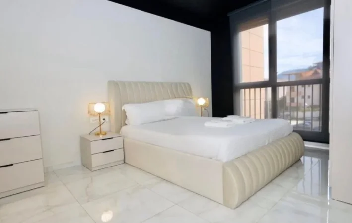 Tirane, jepet me qera apartament 2+1+Ballkon Kati 3, 108 m² 1.100 € (Komuna e Parisit)