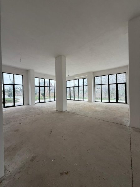Tirane, jepet me qera dyqan Kati 0, 301 m² 3.500 € (Green city Unaza e Re)