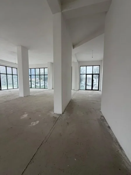 Tirane, jepet me qera ambjent biznesi Kati 0, 300 m² 3.500 € (Unaza e Re)