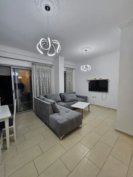 Tirane, jepet me qera apartament 1+1 Kati 4, 75 m² 700 € (Rruga e Kavajës)
