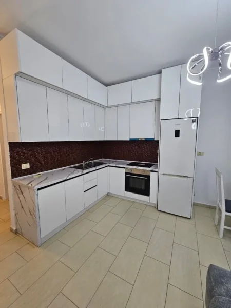 Tirane, jepet me qera apartament 1+1 Kati 4, 75 m² 700 € (Rruga e Kavajës)