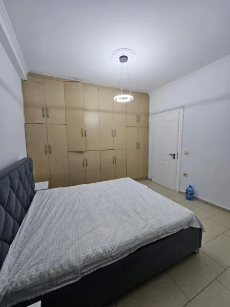 Tirane, jepet me qera apartament 1+1 Kati 4, 75 m² 700 € (Rruga e Kavajës)