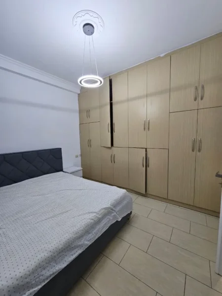 Tirane, jepet me qera apartament 1+1 Kati 4, 75 m² 700 € (Rruga e Kavajës)