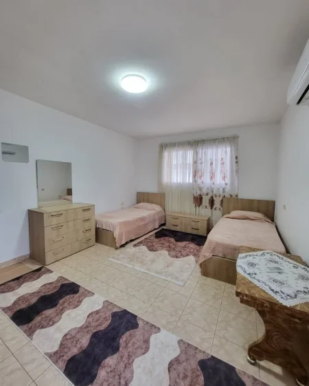 Tirane, jepet me qera apartament 2+1+Ballkon Kati 4, 90 m² 600 € (Sheshi Willson)