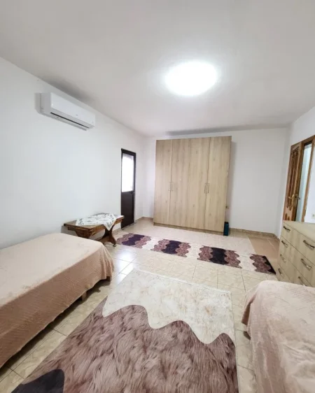 Tirane, jepet me qera apartament 2+1+Ballkon Kati 4, 90 m² 600 € (Sheshi Willson)