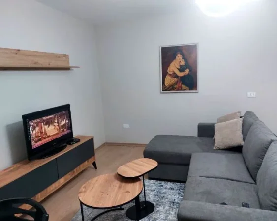 Tirane, jepet me qera apartament 2+1+Aneks+Ballkon Kati 4, 68 m² 700 € (21 Dhjetori)