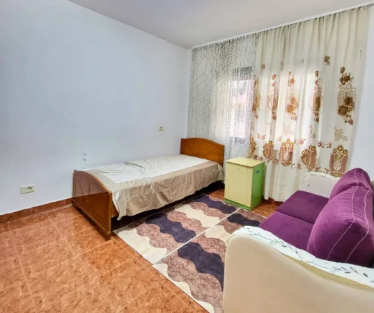 Tirane, jepet me qera apartament 2+1 Kati 4, 75 m² 600 € (Sheshi Willson)