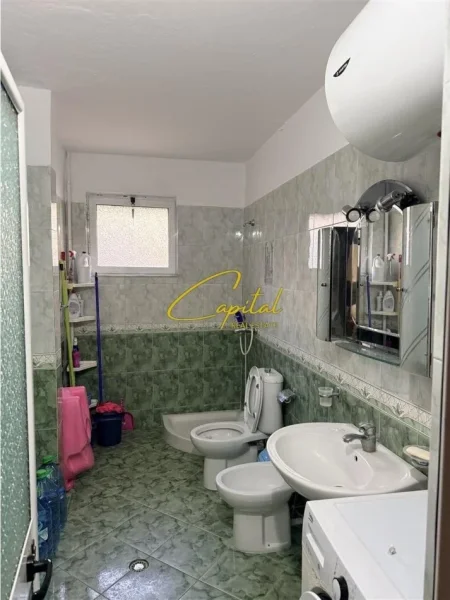 Tirane, jepet me qera apartament 2+1 Kati 1, 75 m² 500 € (ISH PARKU)