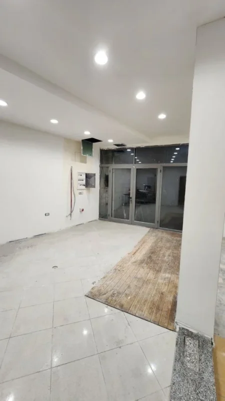 Tirane, jepet me qera dyqan Kati 0, 150 m² 1.500 € (Qendër)