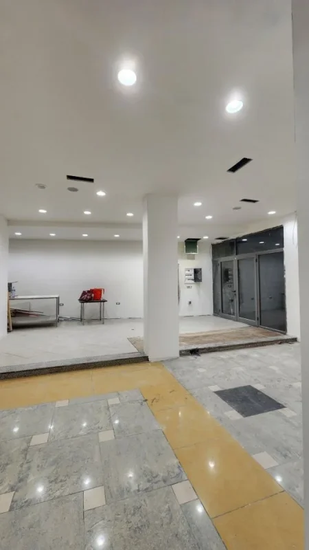 Tirane, jepet me qera dyqan Kati 0, 150 m² 1.500 € (Qendër)