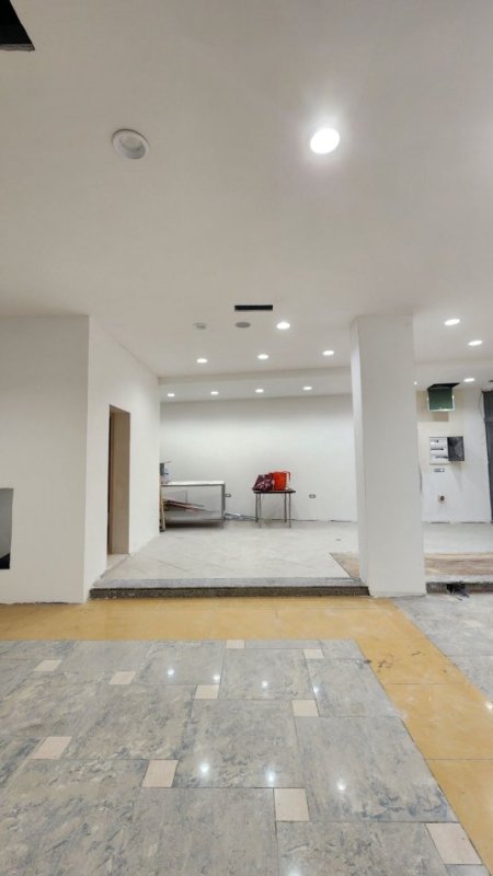 Tirane, jepet me qera dyqan Kati 0, 150 m² 1.500 € (Qendër)