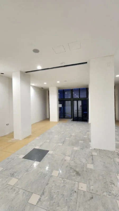 Tirane, jepet me qera dyqan Kati 0, 150 m² 1.500 € (Qendër)