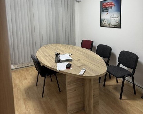 Tirane, jepet me qera ambjent biznesi Kati 2, 61 m² 500 € (Rruga Ali demi)