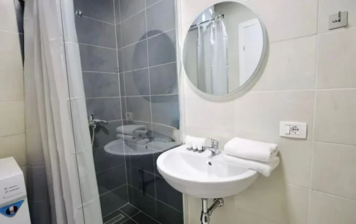 Tirane, jepet me qera apartament 2+1+Ballkon Kati 3, 112 m² 1.100 € (Parku Olimpik)