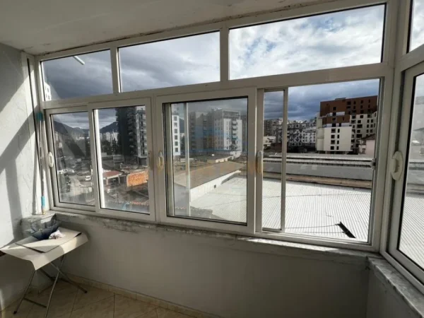 Tirane, jepet me qera apartament 2+1 Kati 5, 80 m² 450 € (Laprake)