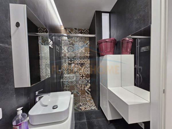 Tirane, jepet me qera apartament 2+1+Ballkon Kati 3, 109 m² 1.200 € (KOMPLEKSI DELIJORGJI)