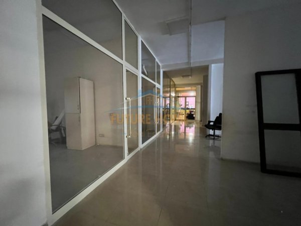 Tirane, jap me qera ambjent biznesi Kati 0, 898 m² 6.000 € (KTHESA E KAMZES)
