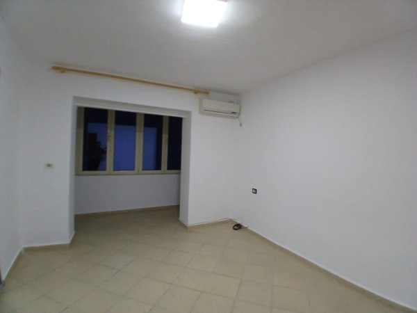 Tirane, jepet me qera zyre Kati 2, 60 m² 600 € (Rruga Fortuzi)