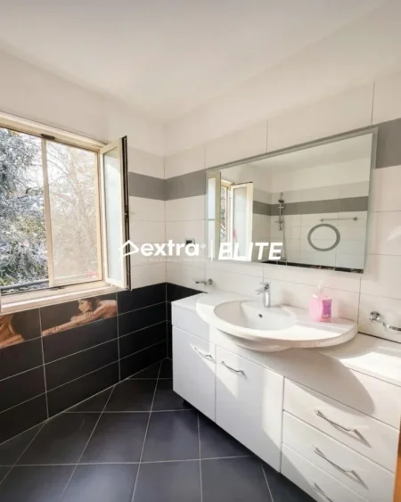 Tirane, jepet me qera apartament 2+1 Kati 3, 80 m² 650 € (Prokuroria)