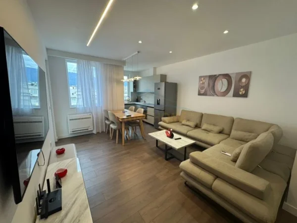 Tirane, jepet me qera apartament 2+1 Kati 8, 75 m² 950 € (Rruga Mine Peza)