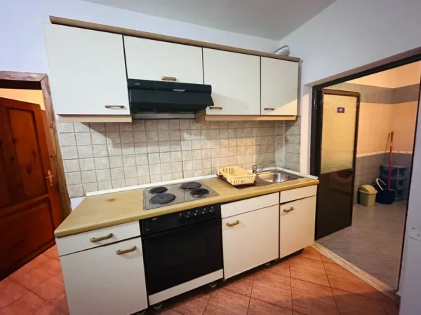 Tirane, jepet me qera apartament 1+1 Kati 1, 65 m² 350 €