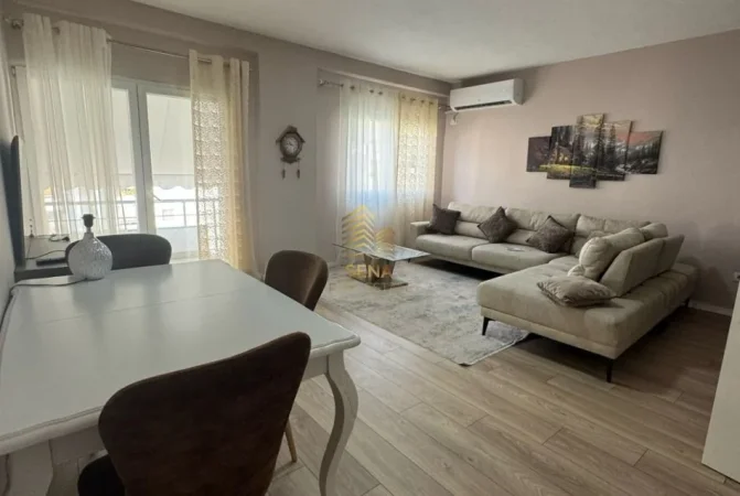 Tirane, jepet me qera apartament 2+1+Ballkon Kati 4, 100 m² 480 € (Fresk)
