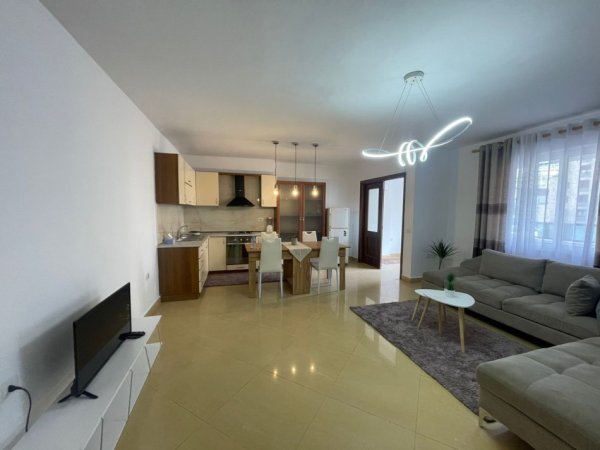 Tirane, jepet me qera apartament 2+1 Kati 4, 100 m² 750 € (Qender)