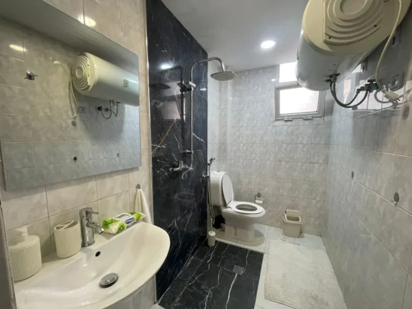 Tirane, jepet me qera apartament 2+1 Kati 4, 100 m² 750 € (Qender)