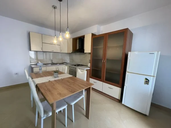 Tirane, jepet me qera apartament 2+1 Kati 4, 100 m² 750 € (Qender)