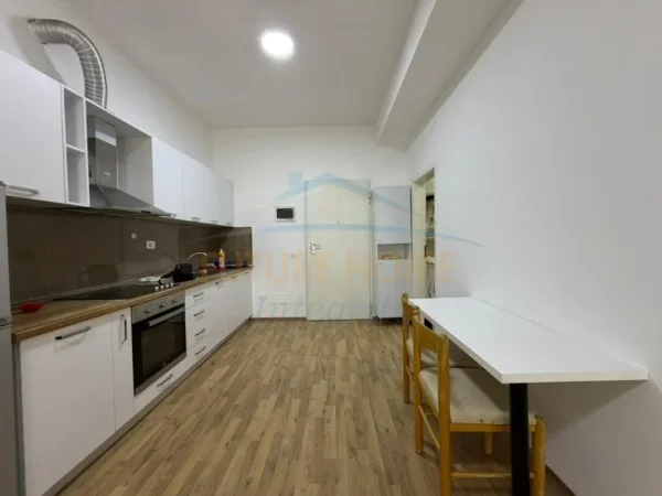 Tirane, jepet me qera apartament 1+1 , 49 m² 400 € (Kompleksi Mangalem 21, Tiranë.)