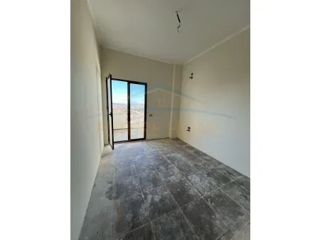 Tirane, shitet apartament 2+1 Kati 1, 106 m² 132.500 € (Rruga e Dajtit)