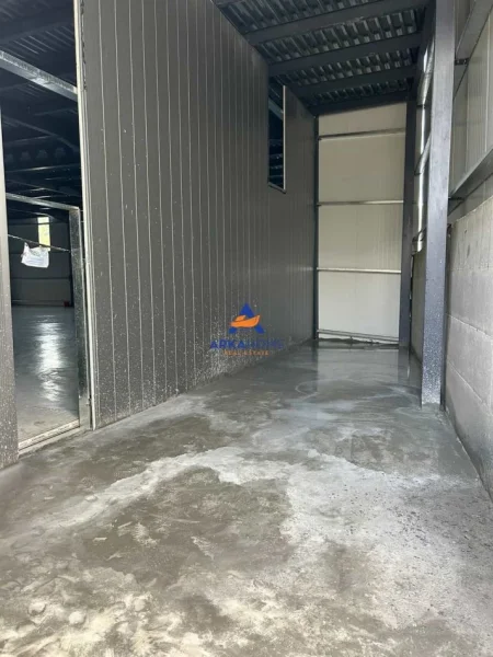 Tirane, jepet me qera magazine Kati 0, 3.000 m² 20.000 € 