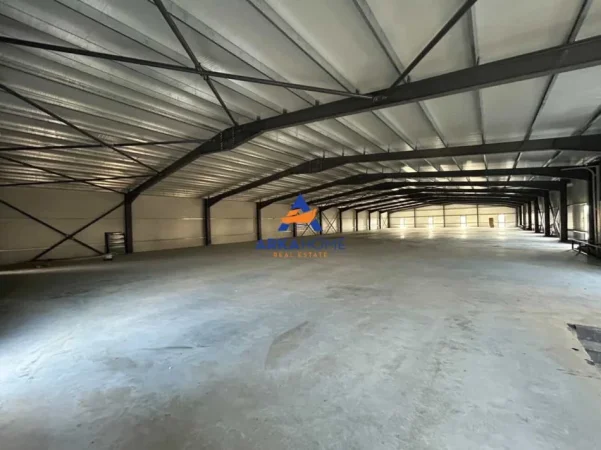 Tirane, jepet me qera magazine Kati 0, 3.000 m² 20.000 € 
