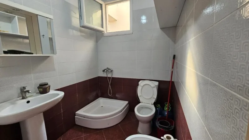 Tirane, jepet me qera apartament 1+1 Kati 8, 65 m² 350€